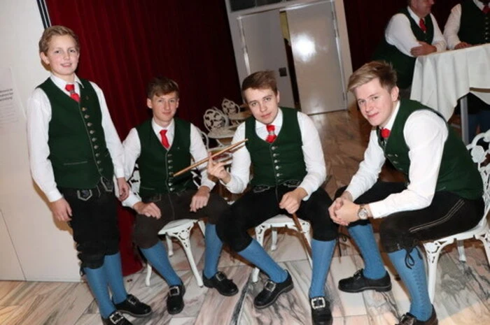 Die Gala der Blasmusik 2019 Am 29. November stand die CMA Ossiach im Zeichen der Gala der Blasmusik, Rudolf Kummerer und vielen Auszeichnungen. Im Rahmen dieser festlichen Gala wurden drei Rudolf Kummerer Würdigungspreise, 16 Kärntner Löwen und 26 Leistungsabzeichen in Gold verliehen. Musikalisch umrahmt wurde die Festveranstaltung von der Trachtenkapelle Ebene Reichenau, dem Rudolf Kummerer Preisträger 2018.In der Gala der Blasmusik gab es sehr eindrucksvolle und würdevolle Momente, die bei der Öffentlichkeit - aber auch bei den Blasmusiker/innen und Funktionären - auf offenen Ohren und Augen stießen. Bis zum Schluss blieben die Rudolf-Kummerer-Preisträger, ähnlich der Oscar-Verleihungen geheim. Durch die Verleihung dieser Würdigungspreise soll das Wirken rund um das Kärntner Blasmusikschaffen jedes einzelnen Ausgezeichneten besonders hervorgehoben werden.Die Laudatio für den Rudolf-Kummerer-Würdigungspreisträger in der Kategorie Musikverein wurde von Landeskapellmeister Christoph Vierbauch gehalten. Den Preis für besondere Leistungen rund um die Kärntner Blasmusik ging an die Trachtenkapelle Irschen.Landeskapellmeister-Stv. und Würdigungspreisträger aus dem Jahr 2018 Daniel Weinberger, würdigte Stefan Hofer für seine langjährige, großartige und nachhaltige Arbeit als Kapellmeister der Bürgermusik Millstatt (seit 1998). Stefan Hofer erhielt die Auszeichnung in der Kategorie „Kapellmeister“.Viele Persönlichkeiten in Kärnten würden den Würdigungspreis des Kärntner Blasmusikverbandes verdienen. Horst Baumgartner (Landesobmann) würdigte Rudolf Egger als langjährigen Landesobmann-Stellvertreter (1988-2010), Bezirksobmann von Spittal (1994-2003), Ehren-Bezirksobmann des Bezirkes Spittal (seit 2003) und Ehrenmitglied des Kärntner Blasmusikverbandes (seit 2010). Rudolf Egger ist ein würdevoller Preisträger in der Kategorie „verdienstvolle Persönlichkeit“.