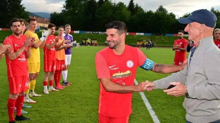Mit einem klaren 6:1-Sieg wurden die Mürztaler kalt abgeschossen. Praktisch im Alleingang zerlegte der Kapitän und Goalgetter Markus Zmugg mit fünf Treffern die Gäste und wurde danach frenetisch gefeiert. Christian Ritzmaier machte das halbe Dutzend an Toren dann voll.