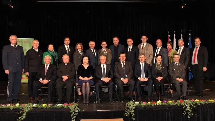 Bürgermeister Josef Ober mit Ehrengästen beim Neujahrsempfang