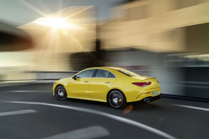 Der CLA 35 bekommt wie auch schon die schnelle A-Klasse nebst Allradantrieb einen 2-Liter-Turbobenziner mit 306 PS implantiert. Das maximale Drehmoment liegt zwischen 3000 und 4000 Umdrehungen an.