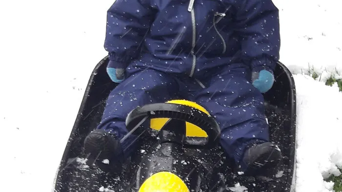 Etwas skeptisch schaut Matthias noch, aber der Bob wurde Montag Vormittag nach dem ersten Schneefall in Niklasdorf schon ausprobiert!  