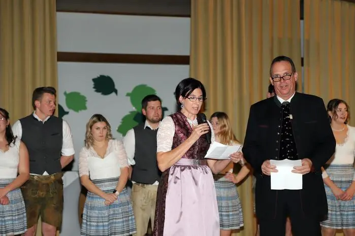 Neben den zahlreichen Besucherinnen und Besuchern konnten Sandra Brandner und Gottfried Heinz auch Ehrengäste begrüßen. 