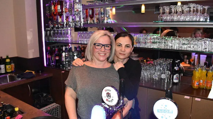 Marti Langenreither und Barbara Pagitz schenkten in der Bar aus.