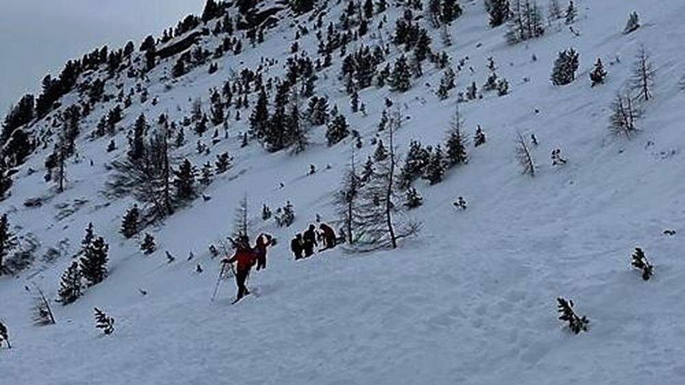 Nach rund 25 Minuten konnte der junge Wintersportler unter dem Schneebrett geortet werden
