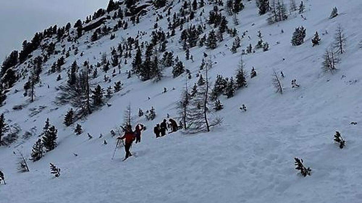 Nach rund 25 Minuten konnte der junge Wintersportler unter dem Schneebrett geortet werden