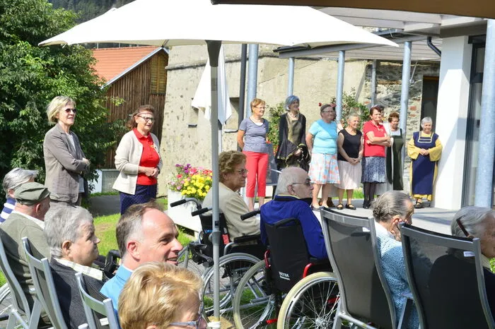 Im Rahmen des Projekts ging es am 9. September ins Seniorenheim, wo sich alles um das Thema Tamz drehte.