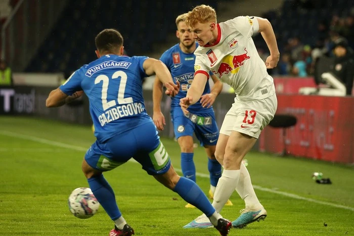 Nicolas Seiwald im Duell mit Jusuf Gazibegovic.