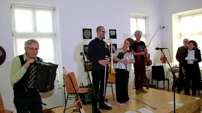 Zu einem Konzert der ganz besonderen Art luden die drei Mannsbilder – Andreas Safer, Lothar Lässer und Wolfgang Moitz -, bekannt unter „Aniada a Noar“, in das Kunsthaus Köflach mit Leiterin Gabriele Gschiel ein.