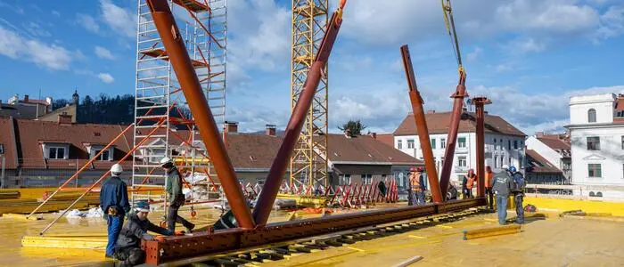 Anlieferung mit Sondertransporter von riesigen Stahlelementen
