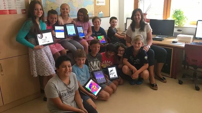 Die Schüler der 4a-Klasse der Volksschule Friesach bekommen erstmals ein „Digitalzeugnis“