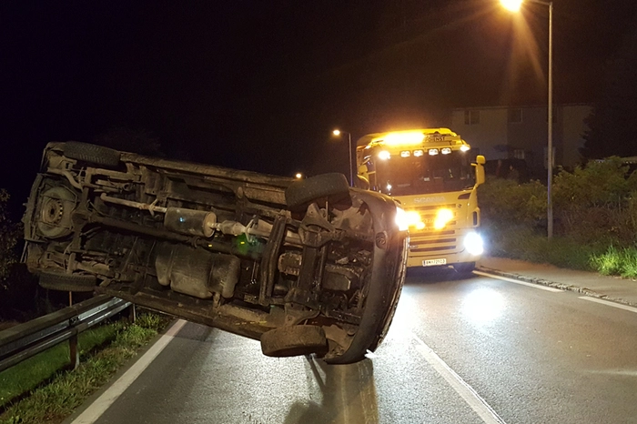 Die B20 musste für rund 1,5 Stunden komplett für den Verkehr gesperrt werden. Die Feuerwehr Thörl stand im Einsatz.