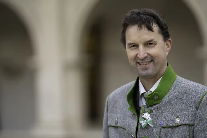 Albert Royer, Urlaub-am-Bauernhof-Landwirt und Landtagsabgeordneter aus Mitterberg-St. Martin, tritt für die FPÖ an, die bei der letzten Kammerwahl 12,1 Prozent und 5 Mandate holte. Die freiheitliche Bauernschaft reibt sich seit jeher an der Bauernbund-Dominanz. Inhaltlich tritt man u. a. für eine Sockelförderung pro Arbeitskraft (statt Fläche), die Wiedereinführung der Mutterkuhprämie und die Aufhebung des Russland-Embargos ein.