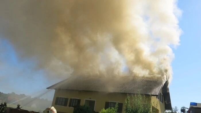 Am Donnerstagvormittag hatte in Bad Tatzmannsdorf (Bezirk Oberwart) der Dachstuhl eines Wohnhauses zu brennen begonnen.