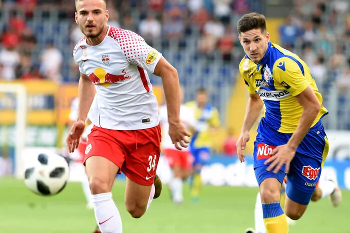 Der VfL Wolfsburg sicherte sich zur Saison 2019/2020 um 9 Millionen Euro die Dienste des Deutsch-Kroaten, der bis dahin bei Salzburg spielte.