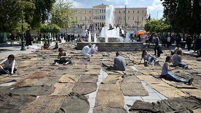 Vor dem Parlament in Athen: Menschen nähen Jutesäcke im Rahmen einer documenta-Aktion