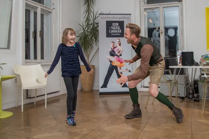Für Profi Willi Gabalier, bekannt aus Funk und Fernsehen, war es Ehrensache, dem Christkind zu assistieren und die Schülerin aus dem Ennstal in die Tanzschule Kern-Theissl Gabalier am Grazer Geidorfplatz einzuladen.