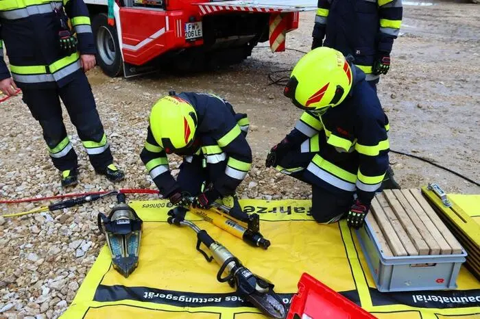 Aufgrund von Bränden waren einige Bewohner in Gebäuden eingeschlossen. Zur Rettung dieser mussten die Feuerwehrkräfte unter schwerem Atemschutz in das Gebäude eindringen. Da auch Fluchtwege aus Häusern versperrt waren, wurden mehrere Personen aus großer Höhe mit der Drehleiter in Sicherheit gebracht.
