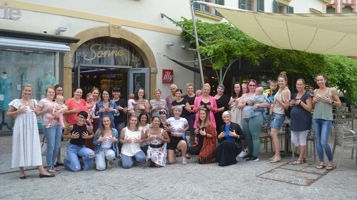 Rund 30 Frauen trafen sich auf Einladung des Vereins "Von Mama zu Mama Oststeiermark" zum gemeinsamen Austausch unter dem Motto "Brunch &amp; Brüste" in "Gotthardts Sonne" in Hartberg. Anliegen des Treffens war, auf Krebserkrankungen aufmerksam zu machen. So waren unter den Gästen auch mehrere Frauen, die selbst erkrankt sind.