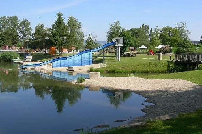 3 Hektar Wasserfläche bietet der Freizeitsee Großsteinbach. Es gibt unter anderem eine Rutsche, Tretboote sowie einen Abenteuerspielplatz mit Piratenschiff. Die Liegewiese hat ausreichend Platz für 1500 Personen.