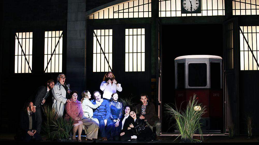 Remise statt Garten: Das &quot;Figaro&quot;-Ensemble im Bühnenbild von Christian Tabakoff
