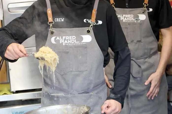 Erste Station bei unserem Rundgang am Samstagnachmittag war die Hütte von Alfred Pfandl, welche sich gleich beim Haupteingang neben der Freyung befindet. Ob Bratwürste, Käsekrainer oder Selcher: Da ist für jeden etwas dabei! Eine große Stütze auch heuer am Wiesenmarkt: Sohn Alfred junior (vorne). 