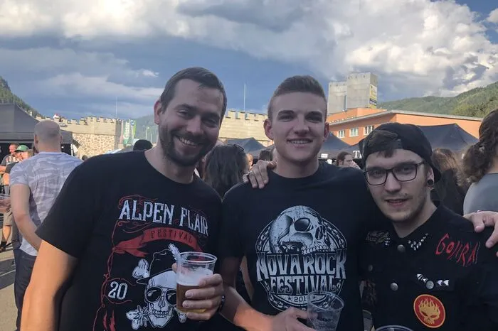 Hunderte Fans bejubelten ihre Idole beim Festival, das bereits um elf Uhr startete.