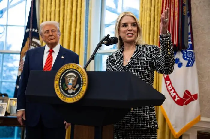 Attorney General Pam Bondi delivers remarks while President Donald Trump looks on after Bondi was sworn in as attorney general in the Oval Office at the White House in Washington, D.C. on Wednesday, February 5, 2025. PUBLICATIONxINxGERxSUIxAUTxHUNxONLY WASP20250205104 FrancisxChung/POLITICO