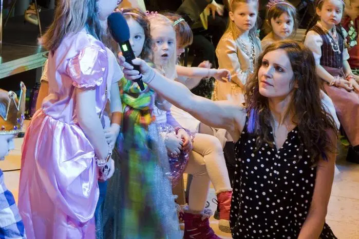 Im Mittelpunkt des Konzerts stand das Musical „Im wundersamen Farbenreich“, nach einer Idee von Musikschullehrerin Katharina Lanz (rechts).