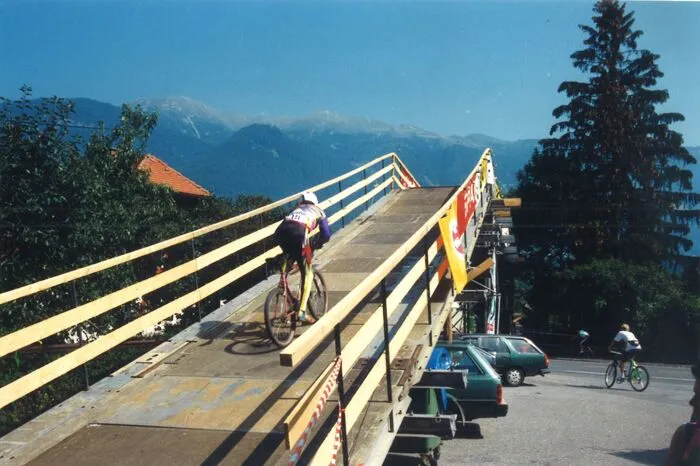 So gelangten die Downhill-Fahrer von der Strecke ins Zielgelände ohne den Verkehr zu stören.
