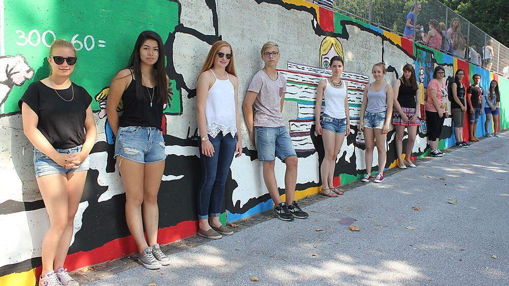 Schülerinnen und Schüler des BG/BRG Köflach gestalteten mit Werner Bauer eine 44 Meter lange Mauer vor der Schule