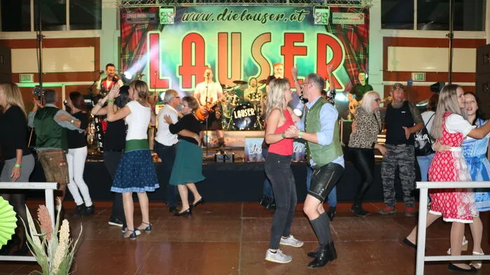 Am diesjährigen Oktoberfest in Sinabelkirchen wurde wieder lange gefeiert. Bis in die Morgenstunden wurde zur Musik der "Lauser" getanzt.