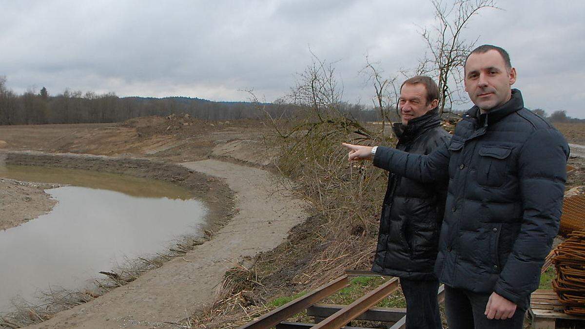 Markus Pongratz (r.) und Franz Kortschak bei Altarmprojekt in Hohenbrugg