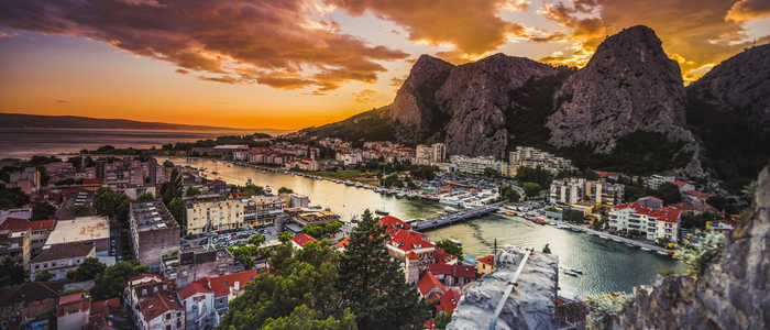 Im Sonnenuntergang ist der Blick von der Festung auf die Mündung des Flusses Cetina ins Meer noch eindrucksvoller