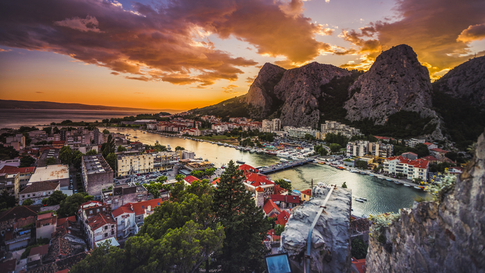 Im Sonnenuntergang ist der Blick von der Festung auf die Mündung des Flusses Cetina ins Meer noch eindrucksvoller