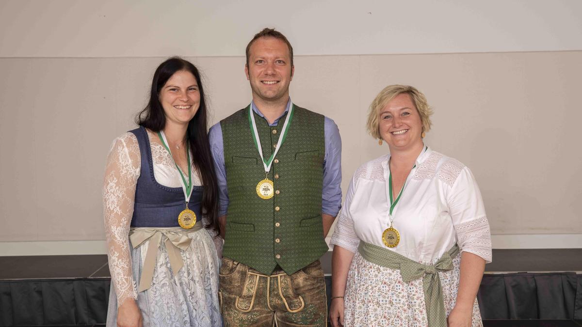 Sabine Rinnhofer (rechts) sowie Katharina (links) und Andreas (Mitte) Seitinger 