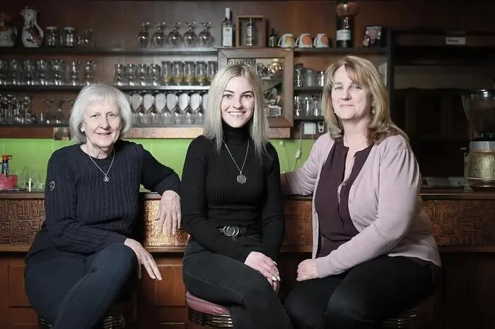 Anna-Carina Supantschitsch hat in vierter Generation den Tamischwirt in Greuth von ihrem Großvater übernommen, in dem man auch übernachten und Feste feiern kann. Aus regionalen Produkten entstehen hier Fischteller, Steak, Roastbeef oder ein Grillteller. Ein weiteres Highlight ist eine Tankstelle vor Ort.