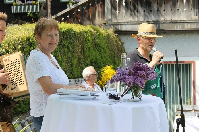 Auch eine literarische Weinwanderung stand auf dem Programm. Die Heimatdichterin Ingeborg Wölkart und der Schauspieler und "Herzensbildner" August Schmölzer lasen an mehreren lauschigen Plätzen Geschichten und Gedichte, die zum Schmunzeln und zum Nachdenken anregten.