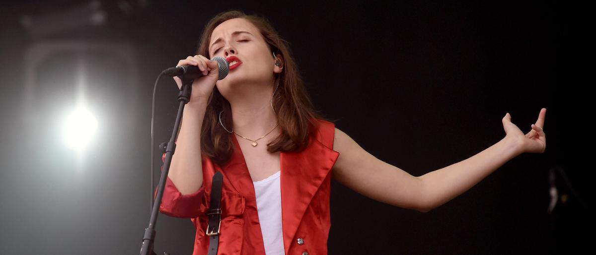 Sängerin Alice Merton während eines Konzertes auf der Bühne des Donauinselfestes 2019