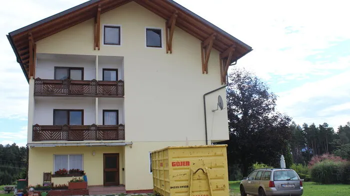 Standort ist das ehemalige Ferienheim für Kinder- und Jugendliche in Mökriach in Eberndorf. Das Gebäude befindet sich im Privatbesitz