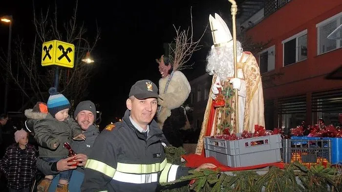 Die Feuerwehr hatte geladen, der Nikolo verteilte die Packerl und die Perchten verbreiteten schaurige Stimmung