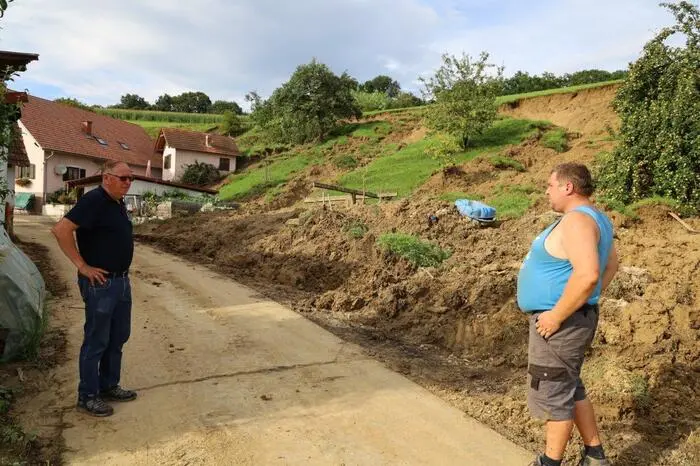 Thomas Unger und Bürgermeister Robert Hammer vor der großen Hangrutschung.
