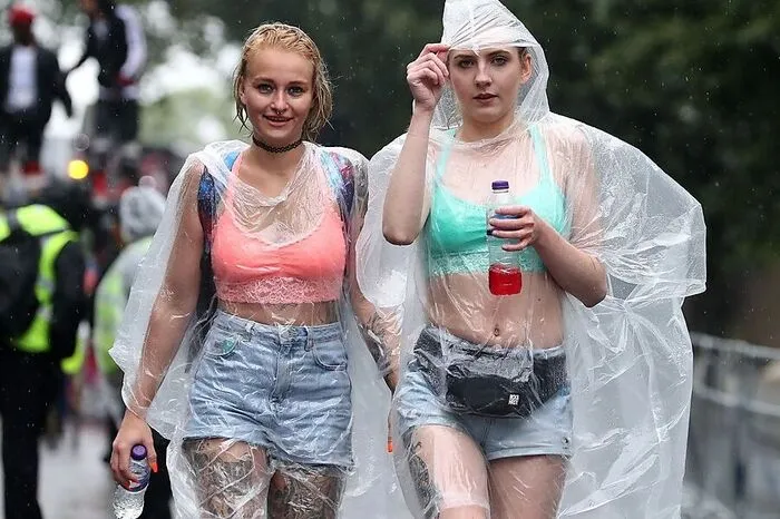 Teilnehmer und Besucher schützten sich mit Regencapes vor der Nässe.