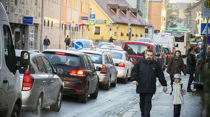 Plüddemann- und Merangasse sind das Nadelöhr schlechthin. 25.000 drängen sich da im Schnitt durch diese engen Straßen. Und die Busse - abschnittsweise auch die Tram - stauen gleich mit.