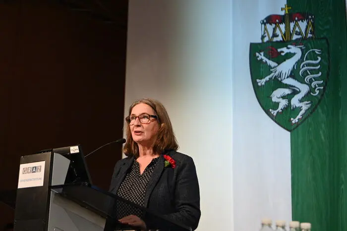 "Die Wähler haben eine Entscheidung getroffen, die viele überrascht hat. Aber das gehört zur Demokratie dazu - eben auch der Wechsel", sagte Kahr in ihrer ersten Rede als Stadtoberhaupt.
