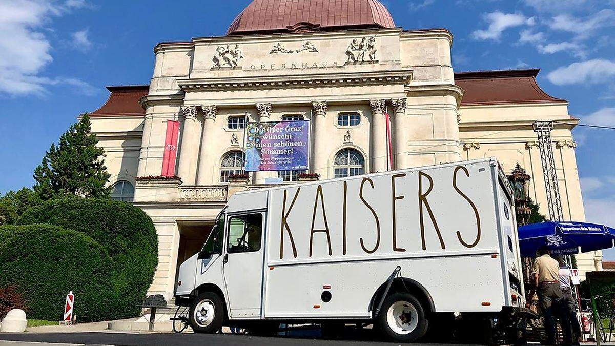 Roastbeef-Sandwich im Liegestuhl vor der Oper: Geht es nach dem Team von Kaisers Smoked BBQ soll es das im kommenden Jahr wieder geben