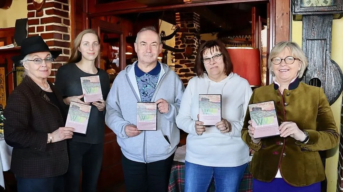 Erika Sieder (links) mit Darstellerinnen und Regisseur Johann Stuber