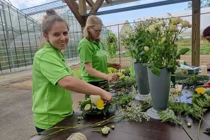 Für einen Tisch musste passender Blumenschmuck hergestellt werden
