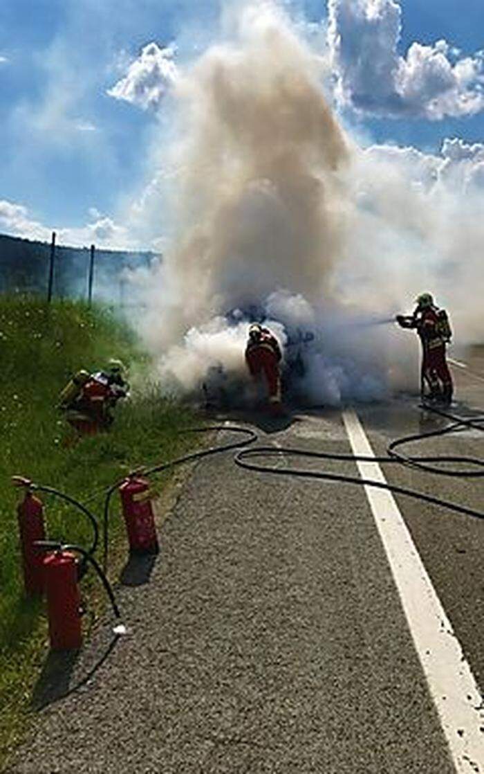 Mittels schwerem Atemschutz und Hochdruckrohr löschte die Feuerwehr Krieglach den Brand