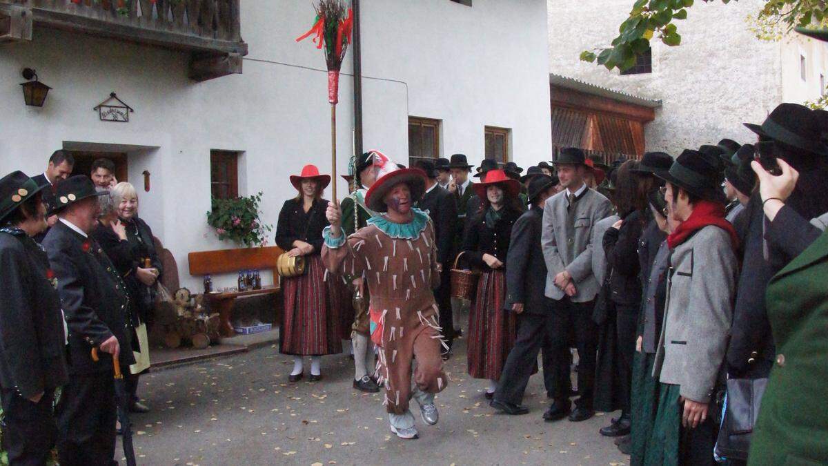 Die Statue des Heiligen Maximilian wird am Sonntag in einer Prozession zum „Stinglbauer“ getragen