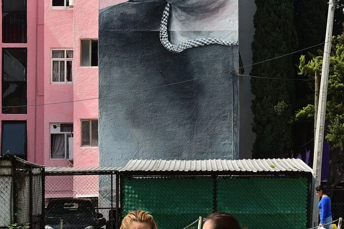 ... entlang der Wegstrecke riesige Bilder gestaltet. Wie etwa der isländische Künstler Guido Van Helten. Er hat ...